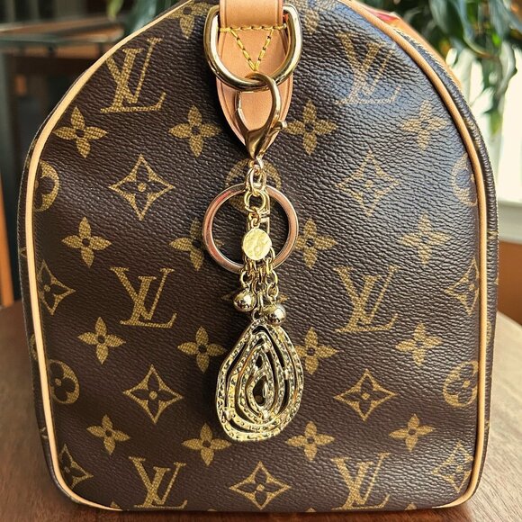 New TEARDROP SWIRL Bag Charm Gold Tone ୭ - Picture 7 of 8